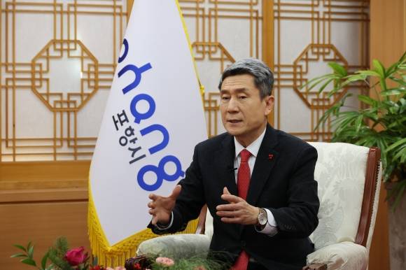 이강덕 경북 포항시장이 5일 집무실에서 가진 서울신문과의 인터뷰에서 초대형 재난 대응을 위한 범정부 시스템의 필요성을 강조하고 있다. 포항시 제공