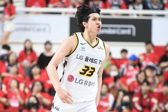 창원 LG 칼 타마요가 지난달 28일 울산 동천체육관에서 열린 2024~25 프로농구 4강 플레이오프 3차전 울산 현대모비스와의 원정 경기에서 득점한 뒤 기뻐하고 있다. KBL 제공