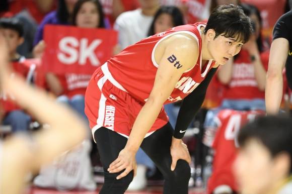 서울 SK 안영준이 5일 서울 잠실학생체육관에서 열린 2024~25 프로농구 챔피언결정전 1차전 창원 LG와의 홈 경기에서 숨을 몰아쉬고 있다. KBL 제공