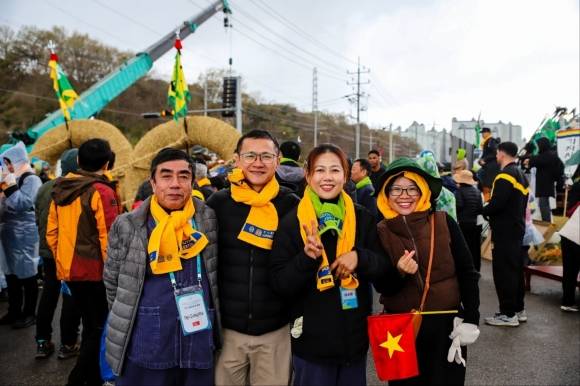 이수정(왼쪽 세번째)씨가 지난달 10일부터 12일까지 3일간 개최된 2025년 기지시줄다리기축제에서 참가자들과 사진을 찍고 있다. 이수정씨 제공