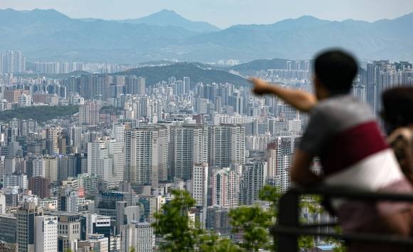 내 집은 어디 있을까 - 지난달 전국 상위 20% 아파트의 평균 매매가격과 하위 20% 평균값의 차이가 11.47배로 벌어지며 ‘부동산 양극화’가 심해진 것으로 나타났다. 2008년 통계 작성 이래 가장 큰 가격 차다. 사진은 서울 시내의 한 아파트 단지 모습. 뉴스1