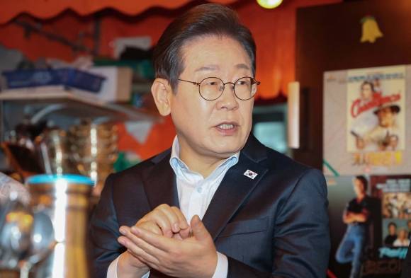 더불어민주당 이재명 대선 후보가 지난 1일 서울 종로구의 한 포차 식당에서 ‘당신의 하루를 만드는, 보이지 않는 영웅들’이란 주제로 배달 라이더, 택배 기사 등 비(非)전형 노동자들과 간담회를 하고 있다. 2025.5.1 공동취재