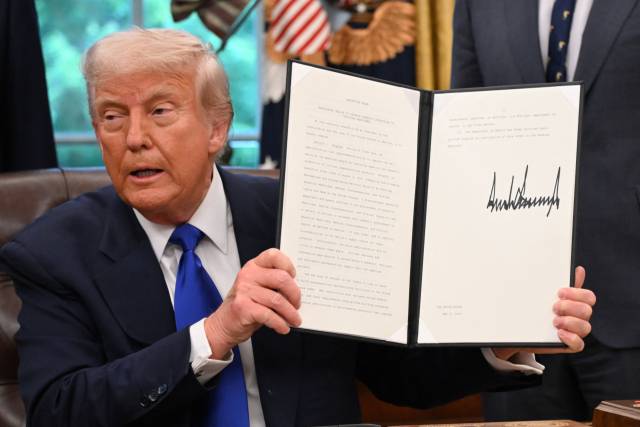 도널드 트럼프 미 대통령이 5일(현지 시간) 백악관에서 행정명령에 서명한 후 문서를 들어보이고 있다. AFP연합뉴스