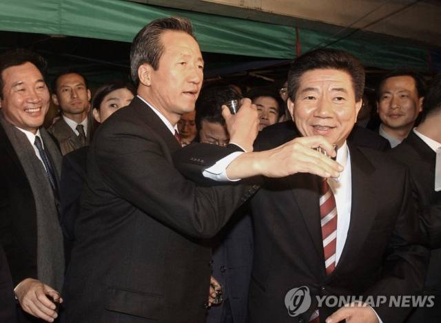 2002년 노무현 새천년민주당, 정몽준 국민통합21 대선후보가 후보단일화에 합의하고 소주잔을 정몽준 대통령후보 [연합뉴스 자료사진]