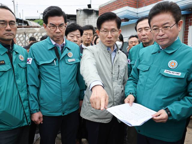 김문수 국민의힘 대선 후보가 6일 대형 산불 피해를 입은 경북 영덕군 영덕읍 석리 따개비마을을 방문해 복구 현황을 살펴보고 있다. 연합뉴스
