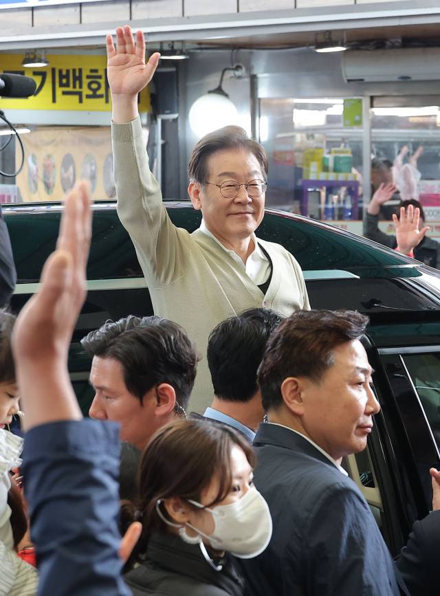 이재명 더불어민주당 대선 후보가 6일 충북 증평군 증평장뜰시장에서 상인과 지지자들에게 인사를 하고 있다. 연합뉴스