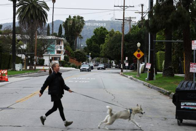 미국 로스앤젤레스에서 한 시민이 할리우드 사인을 뒤로 하고 산책을 하고 있다. 로이터연합뉴스