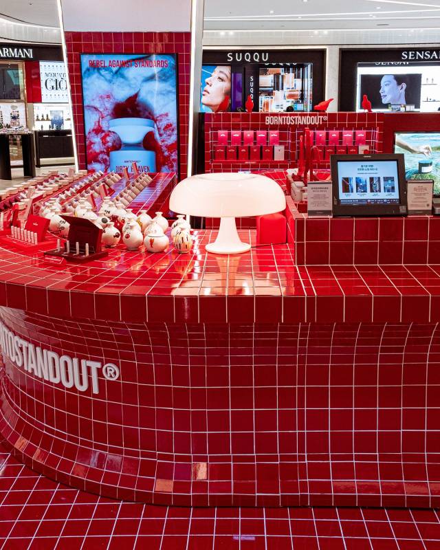 신세계면세점 명동점에 오픈한 글로벌 니치향수 브랜드 ‘본투스탠드아웃’ 진열대. 사진 제공=신세계면세점