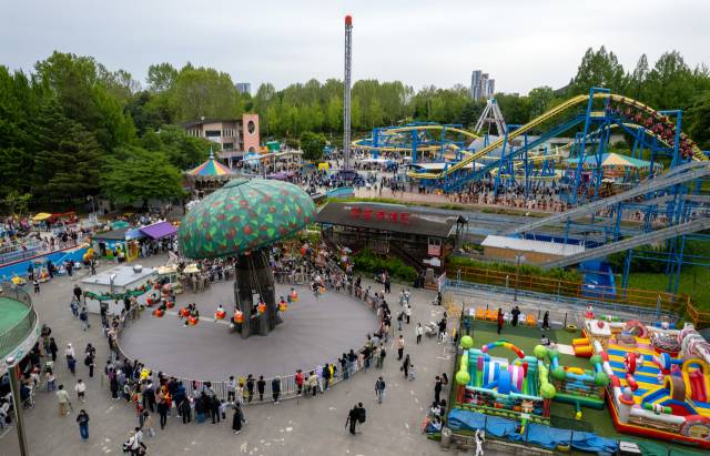 어린이날인 5일 서울 광진구 어린이대공원 놀이동산을 찾은 시민들이 즐거운 시간을 보내고 있다. 연합뉴스