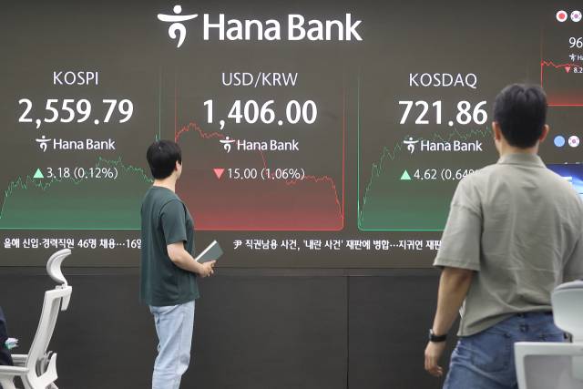 이달 2일 서울 하나은행 본점 딜링룸에서 직원들이 업무를 보고 있다. 연합뉴스