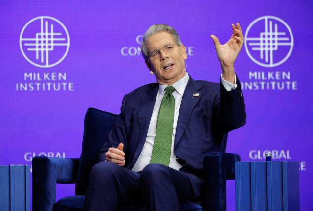 스콧 베선트 미 재무장관이 5일(현지 시간) 미국 로스앤젤레스(LA)에서 열린 '밀컨 글로벌 콘퍼런스 2025'에서 미국 경제의 강건함을 강조하고 있다. 로이터연합뉴스