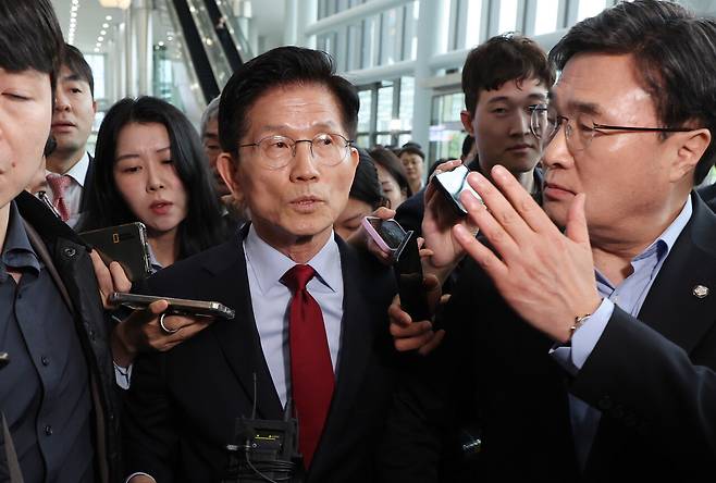 국민의힘 김문수 대선 후보가 5월6일 아시아태평양경제협력체(APEC) 회의장인 경북 경주시 경주화백컨벤션센터에서 국민의힘 재선 의원 모임 간사인 엄태영 의원과 초선 의원 모임 간사인 김대식 의원의 방문을 받고 일정 중단을 선언한 뒤 이동하고 있다 ⓒ연합뉴스