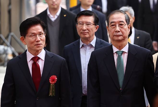 김문수 국민의힘 대선 후보(왼쪽)와 한덕수 무소속 대선 예비후보가 지난 5일 서울 종로구 조계사에서 열린 불기 2569년 부처님오신날 봉축법요식에 참석하고 있다. ⓒ연합뉴스