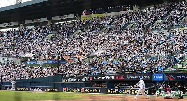 ‘2025 신한 SOL 뱅크 KBO리그’가 5일 역대 최소 175경기만에 300만 관중을 돌파했다. 지금의 추세라면 페넌트레이스 720경기에서 1259만7684명이 입장한다는 계산이 나온다. 그만큼 티켓 전쟁이 치열하다. 스포츠동아 DB