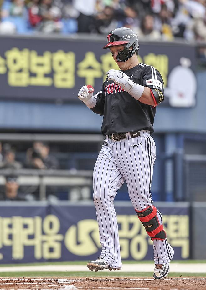▲ LG 박동원이 솔로홈런을 치고 홈플레이트를 밟고 있다. ⓒ연합뉴스