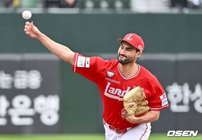 SSG 미치 화이트가 5일 사직 롯데전에 나서고 있다.