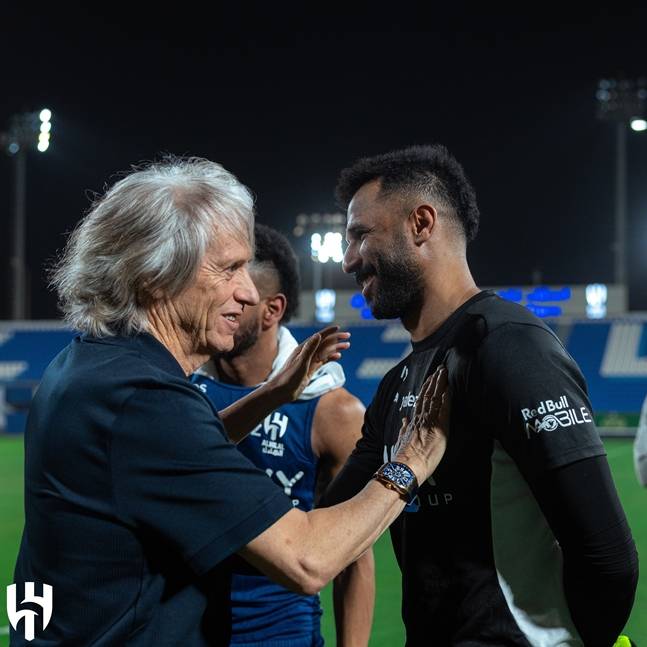 팀을 떠나는 제수스 감독(왼쪽)이 선수들과 인사를 하고 있다. /사진=알힐랄 공식 SNS