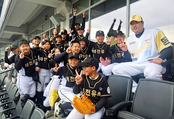 대전 유천초등학교 학생들이 류현진과 단체 촬영에 임하고 있다. /사진=류현진재단 제공