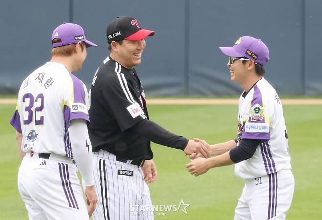 [포토] 두린이날 정수빈 활약 축하하는 김현수