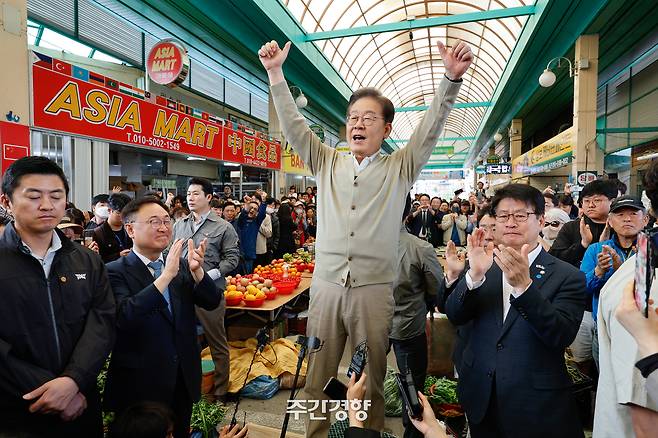 이재명 더불어민주당 대통령 후보가 골목골목 경청투어 이틀차를 맞은 6일 오전 충북 증평군 장뜰시장을 찾아 즉흥 연설을 하고 있다. 성동훈 기자