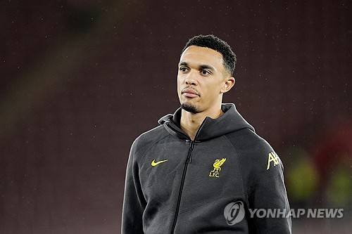 글로벌 매체 '스포츠 바이블'은 5일 '트렌트 알렉산더-아놀드는 리버풀을 떠난다고 발표한 후 레알 마드리드에서 '미친 연봉'을 받을 것으로 보인다'라고 보도했다. 리버풀은 5일 구단 공식 홈페이지를 통해 잉글랜드 풀백 아놀드가 6살 때부터 함께한 클럽을 떠날 예정이라고 발표했다. 이와 동시에 이적시장 전문가 파브리치오 로마노는 그가 레알 마드리드에서 한화로 약 234억원의 연봉을 챙긴다고 알렸다. 이는 세금과 계약 보너스, 옵션을 뺀 금액이다. 리버풀에서 연봉 172억원을 받았던 아놀드 입장에선 금전적으로도 엄청난 이익을 챙기게 됐다. 반면 그를 유스 시절부터 20년 가까이 키운 리버풀은 이적료를 한 푼도 받지 못하고 라이벌 구단에 그를 넘겨준다.