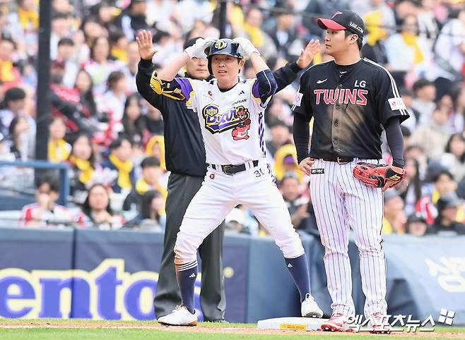 두산 베어스 외야수 정수빈이 5일 서울 잠실야구장에서 열린 2025 신한 SOL Bank KBO리그 LG 트윈스와의 팀 간 4차전에 1번타자 겸 중견수로 선발출전, 3타수 3안타 1홈런 2타점 3득점 2볼넷으로 활약하면서 팀 승리를 견인했다. 사진 고아라 기자