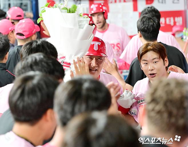 5일 오후 서울 구로구 고척스카이돔에서 열린 '2025 신한 SOL Bank KBO리그' KIA 타이거즈와 키움 히어로즈의 경기, 6회초 무사 1,3루 KIA 최형우가 스리런 홈런을 날린 후 더그아웃에서 축하를 받고 있다.  최형우는 KBO리그 통산 4번째 400홈런을 달성했다. 고척, 김한준 기자