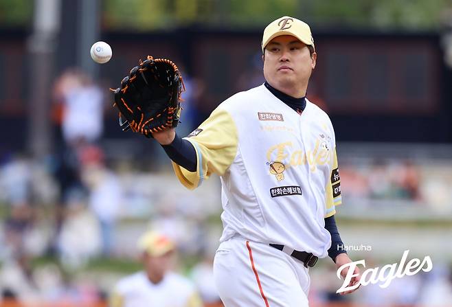 6일 대전 한화생명 볼파크에서 열린 2025 신한 SOL Bank KBO리그 삼성 라이온즈와 한화 이글스의 경기, 한화 선발투수로 등판한 류현진은 5이닝 4피안타 4사사구 6탈삼진 1실점을 기록한 뒤 마운드를 내려갔다. 한화 이글스