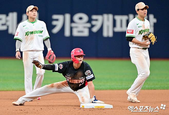 6일 오후 서울 구로구 고척스카이돔에서 열린 '2025 신한 SOL Bank KBO리그' KIA 타이거즈와 키움 히어로즈의 경기, 8회초 무사 1,3루 KIA 김규성이 2루 도루에 성공하고 있다. 고척, 김한준 기자