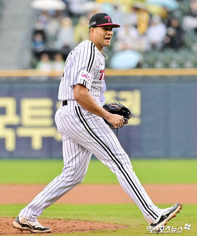 LG 트윈스 선발투수 요니 치리노스가 경기에 선발 등판해 호투한 뒤 미소 짓고 있다. 엑스포츠뉴스 DB