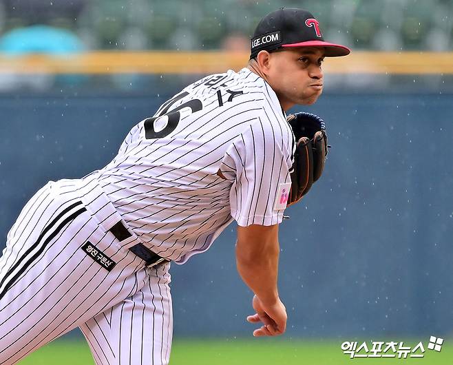 LG 트윈스 선발투수 요니 치리노스가 경기에 선발 등판해 투구하고 있다. 엑스포츠뉴스 DB