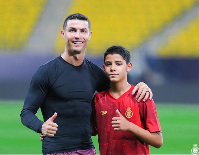 영국 매체 데일리메일에 따르면 과거 첼시에서 뛰었던 루마니아 공격수 아드리안 무투는 크리스티아누 호날두가 은퇴하기 전에 아들과 함께 뛰기로 결심했다고 주장했다고 보도했다. 1985년생이라 올해로 39세가 된 호날두는 은퇴를 하기 보다 현역 연장을 꿈꾸는 것으로 알려졌다. 이에 대해 무투는 호날두가 이제 14세가 된 아들과 함께 공식 경기를 출전하고 싶은 마음 때문이라고 주장했다. 일부 매체는 호날두가 41세 나이에 2026 FIFA 북중미 월드컵 출전까지 노리고 있다고 전했다. 알나스르 SNS