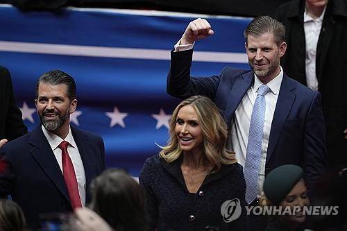 도널드 트럼프 주니어(좌측 첫 번째)와 에릭 트럼프(우측) [AP 연합뉴스 자료사진 재판매 및 DB금지]