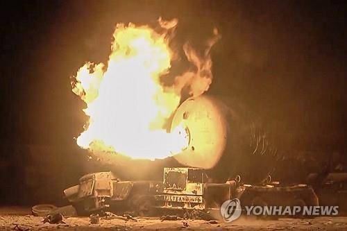 지난 4월 미군 공격으로 불타는 예멘의 석유 관련 시설 [AP 연합뉴스 자료 사진. 재판매 및 DB 금지]