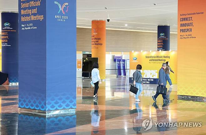 제주 APEC 고위관리회의 D-1 (서귀포=연합뉴스) 박지호 기자 = 2025 아시아태평양경제협력체(APEC) 제2차 고위관리회의가 오는 3일부터 제주 서귀포에서 개막한다.
    사진은 2일 오전 회의 준비가 완료된 제주국제컨벤션센터의 모습. 2025.5.2 jihopark@yna.co.kr