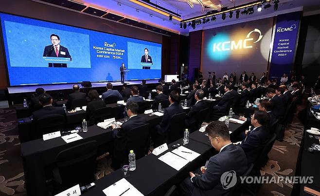 축사하는 김병환 금융위원장 (서울=연합뉴스) 김인철 기자 = 김병환 금융위원장이 4일 서울 영등포구 콘래드호텔에서 열린 한국거래소 한국자본시장 콘퍼런스(Korea Capital Market Conference) 2024에서 축사를 하고 있다. 2024.11.4 yatoya@yna.co.kr