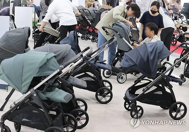 '우리 아기 유아차 어떤 게 좋을까?' (서울=연합뉴스) 이재희 기자 = 25일 서울 강남구 코엑스에서 열린 '코베 베이비페어'를 찾은 관람객들이 유아차를 살펴보고 있다. 2024.4.25 scape@yna.co.kr