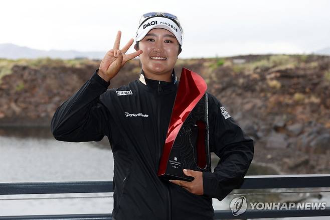 우승 트로피 든 유해란 [AFP=연합뉴스]