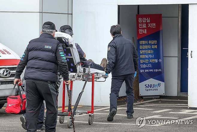 응급실로 이송되는 환자 [연합뉴스 자료 사진]