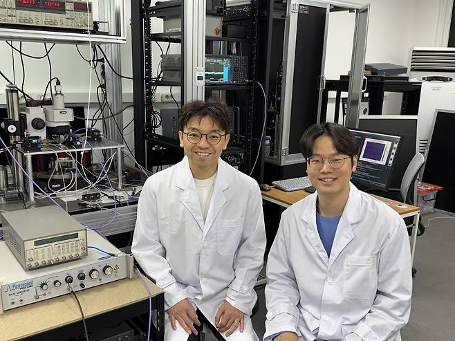 자석으로 양자컴퓨터 기술 실증한 연구팀  왼쪽부터 KAIST 물리학과 김갑진 교수와 송무준 박사 [KAIST 제공. 재판매 및 DB 금지]
