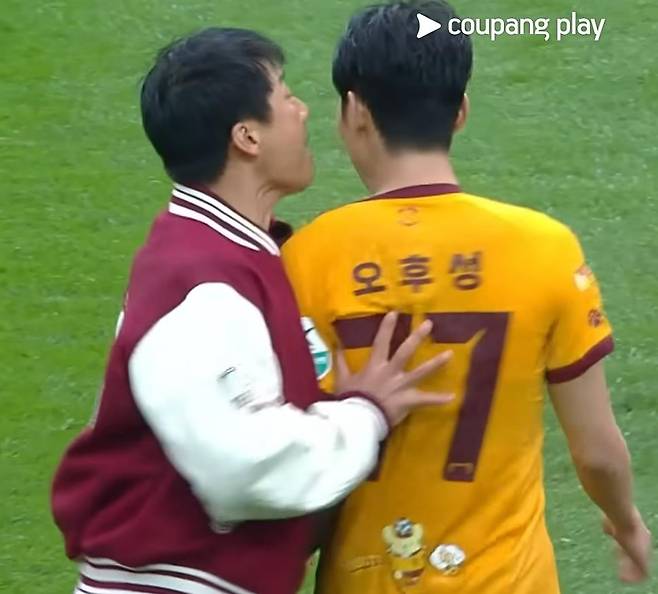 그라운드로 뛰어 들어와 오후성을 질책하며 밀치는 이정효 감독 [쿠팡 플레이 중계화면 캡처. 재판매 및 DB 금지]