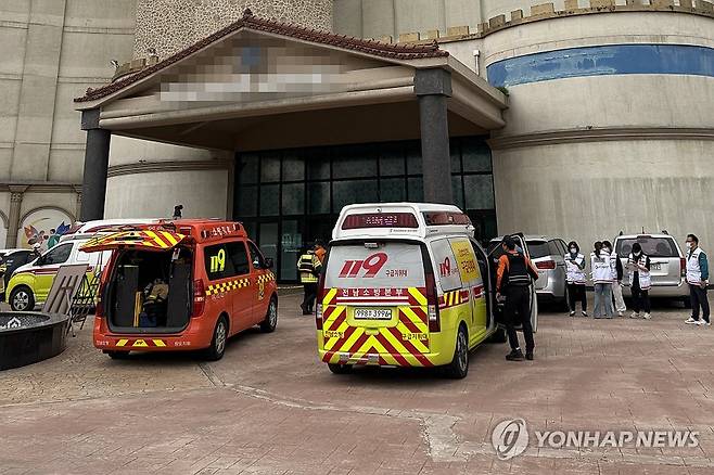 일산화탄소 추정 가스중독…어린이날 리조트 손님 14명 경상 (완도=연합뉴스) 5일 오전 전남 완도군 완도읍 한 리조트에서 숙박객 14명이 두통과 어지럼증 등 가스중독 증상을 보여 119구급대가 환자 이송을 준비하고 있다.
    경찰과 소방 당국은 일산화탄소 중독에 의한 사고인 것으로 보고 정확한 경위를 조사 중이다. 2025.5.5 [독자 제공. 재판매 및 DB 금지] hs@yna.co.kr