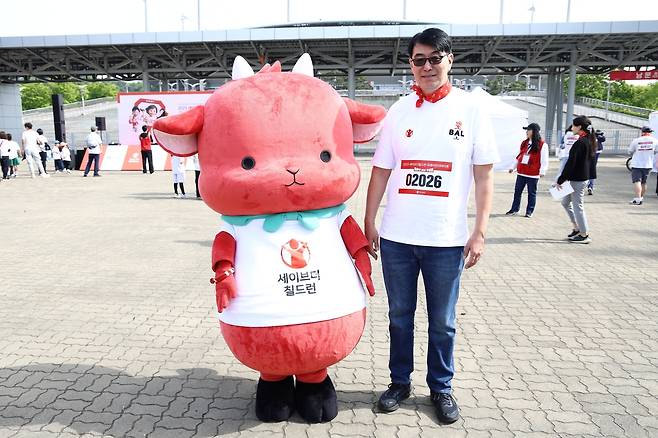 '2025 국제어린이마라톤' 참가한 세이브더칠드런 몽골사무소장 (서울=연합뉴스) 성도현 기자 = 6일 서울 마포구 월드컵공원에서 국제아동권리 비정부기구(NGO) 세이브더칠드런과 국가기간뉴스통신사 연합뉴스가 공동 주최한 '2025 국제어린이마라톤'에서 최근 방한한 바얀 알타이 루브산도르지 세이브더칠드런 몽골사무소장이 연합뉴스와 인터뷰 후 포즈를 취하고 있다. 2025.5.6 raphael@yna.co.kr