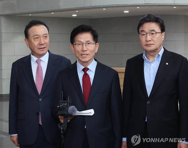 취재진 질문 답하는 김문수 후보 (경주=연합뉴스) 서명곤 기자 = 국민의힘 김문수 대선 후보가 6일 아시아태평양경제협력체(APEC) 회의장인 경북 경주시 경주화백컨벤션센터에서 취재진의 질문에 답하고 있다. 김 후보 양 옆으로는 초선·재선 대표인 엄태영·김대식 의원. 2025.5.6 seephoto@yna.co.kr