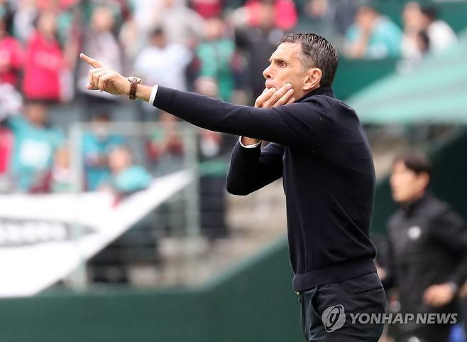 전북현대 감독 작전 지시 (전주=연합뉴스) 최영수 기자 = 6일 전주월드컵경기장에서 벌어진 프로축구 K리그1. 전북 현대 포옛 감독이 대전과 경기에서 작전을 지시하고 있다. 2025.5.6 kan@yna.co.kr