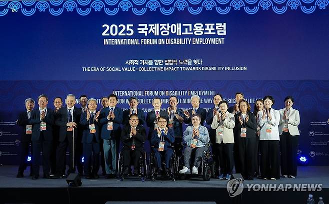 APEC 장관회의 부대행사로 열린 국제장애고용포럼 (제주=연합뉴스) 6일 제주국제컨벤션센터에서 열린 '2025 국제장애고용포럼'에서 참석자들이 기념 촬영을 하고 있다. 이 포럼은 2025년 아시아태평양경제협력체(APEC) 고용노동부 장관회의(SOM2) 공식 부대 행사로 마련됐다. 2025.5.6 [제주도 제공.재판매 및 DB 금지] koss@yna.co.kr