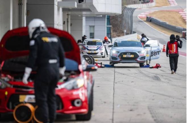 피트 스톱을 통해 차량을 정비하는 모습 [인제스피디움 제공. 재판매 및 DB 금지]