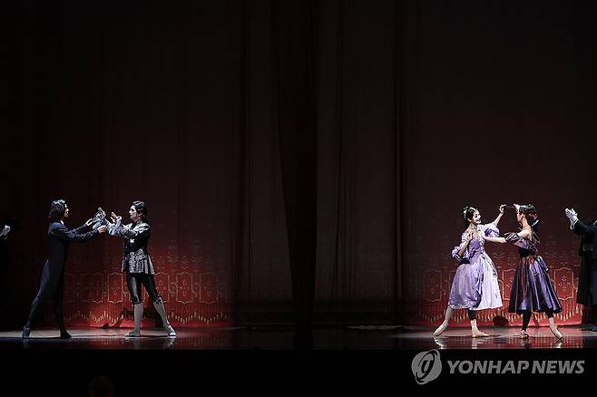 극복하지 못한 신분 차이 (서울=연합뉴스) 임화영 기자 = 6일 서울 서초구 예술의전당 오페라극장에서 열린 국립발레단 제204회 정기공연 '카멜리아 레이디' 프레스콜에서 마르그리트 코티에 역의 조연재와 아르망 뒤발 역의 변성완이 시연하고 있다. 2025.5.6 hwayoung7@yna.co.kr