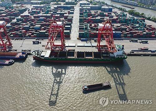 중국 상하이 항구를 오가는 화물선 (상하이 EPA=연합뉴스 자료사진) 2025년 4월 18일 중국 상하이 항구의 상하이 컨테이너 터미널 근처에서 화물선들이 오가고 있다. (EPA/ALEX PLAVEVSKI) 2025.5.6.
