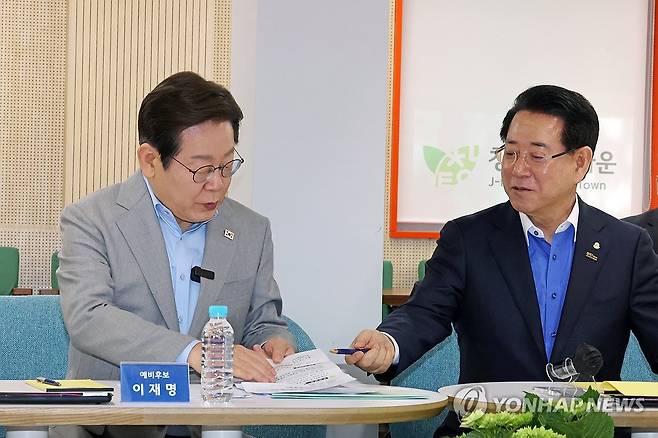 이야기하는 이재명 후보와 김영록 전남지사 (나주=연합뉴스) 김혜인 기자 = 25일 전남 나주 전남농업기술원에서 열린 농업과학기술진흥 간담회에서 더불어민주당 이재명 대선 경선 후보와 김영록 전남 지사가 이야기하고 있다. 2025.4.25 in@yna.co.kr